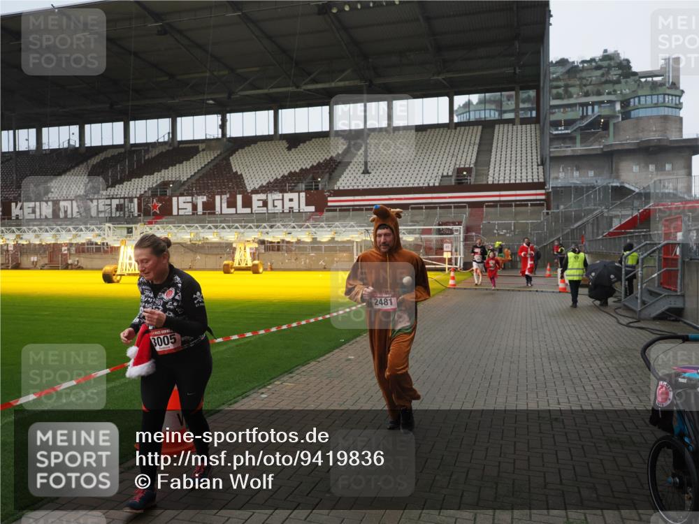 07.12.2025 - St. Pauli X-Mass-Run No. 15 Fabian Wolf http://msf.ph/oto/9419836 07.12.2025 11:35:07 Ziel 316, 2150, 2413, 2481, 3005, 3148, 3149 meine-sportfotos.de