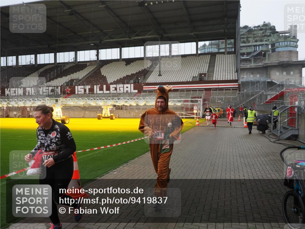 07.12.2025 - St. Pauli X-Mass-Run No. 15 Fabian Wolf http://msf.ph/oto/9419837 07.12.2025 11:35:08 Ziel 316, 2150, 2413, 2481, 3005, 3148, 3149 meine-sportfotos.de