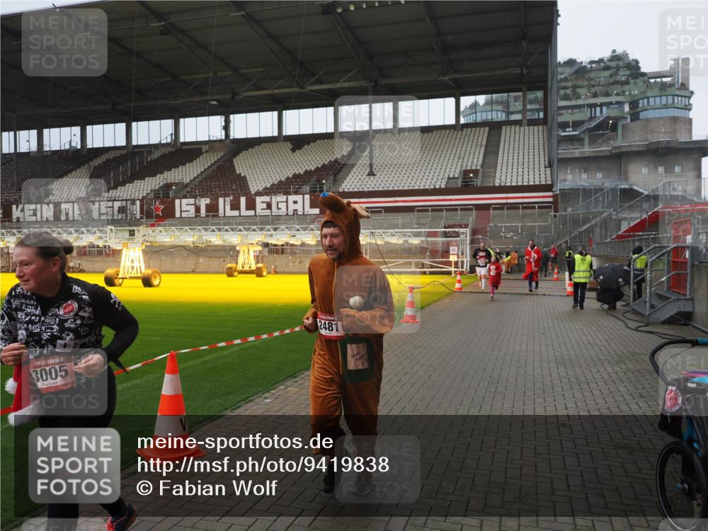 07.12.2025 - St. Pauli X-Mass-Run No. 15 Fabian Wolf http://msf.ph/oto/9419838 07.12.2025 11:35:08 Ziel 316, 2150, 2413, 2481, 3005, 3148, 3149 meine-sportfotos.de