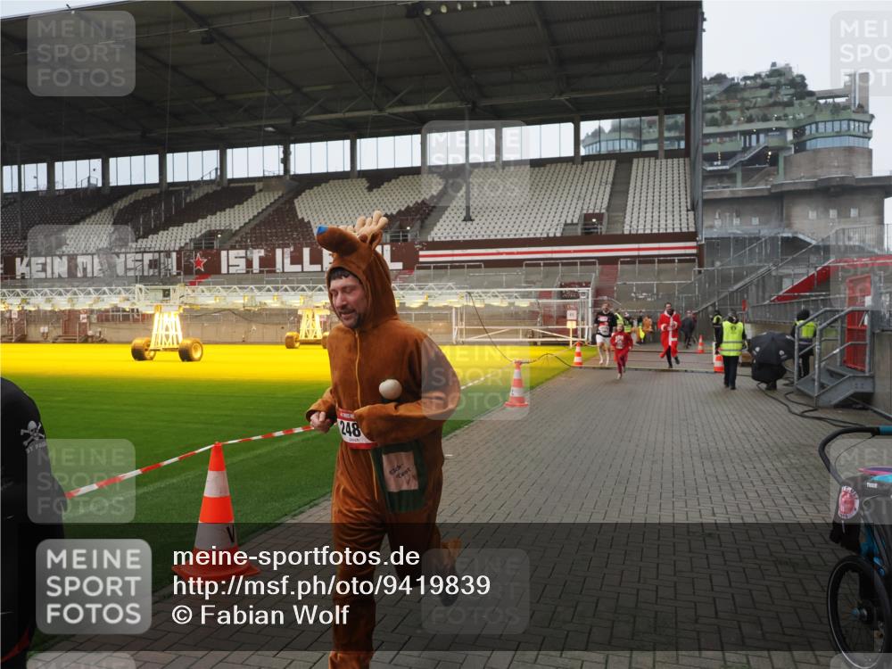 07.12.2025 - St. Pauli X-Mass-Run No. 15 Fabian Wolf http://msf.ph/oto/9419839 07.12.2025 11:35:08 Ziel 316, 2150, 2413, 2481, 3005, 3148, 3149 meine-sportfotos.de