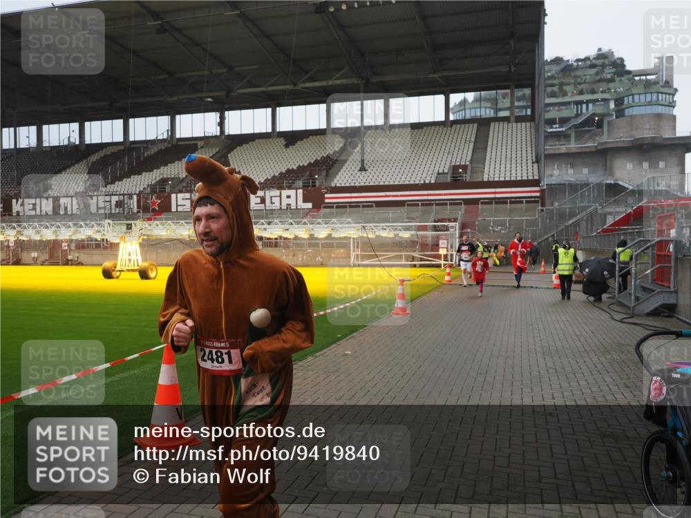 07.12.2025 - St. Pauli X-Mass-Run No. 15 Fabian Wolf http://msf.ph/oto/9419840 07.12.2025 11:35:08 Ziel 316, 2150, 2413, 2481, 3005, 3148, 3149 meine-sportfotos.de