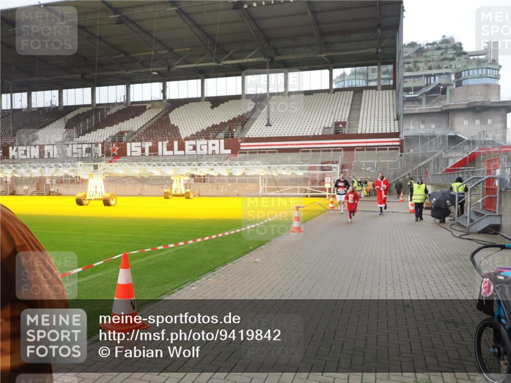 07.12.2025 - St. Pauli X-Mass-Run No. 15 Fabian Wolf http://msf.ph/oto/9419842 07.12.2025 11:35:09 Ziel 316, 2150, 2413, 2481, 3005, 3148, 3149 meine-sportfotos.de