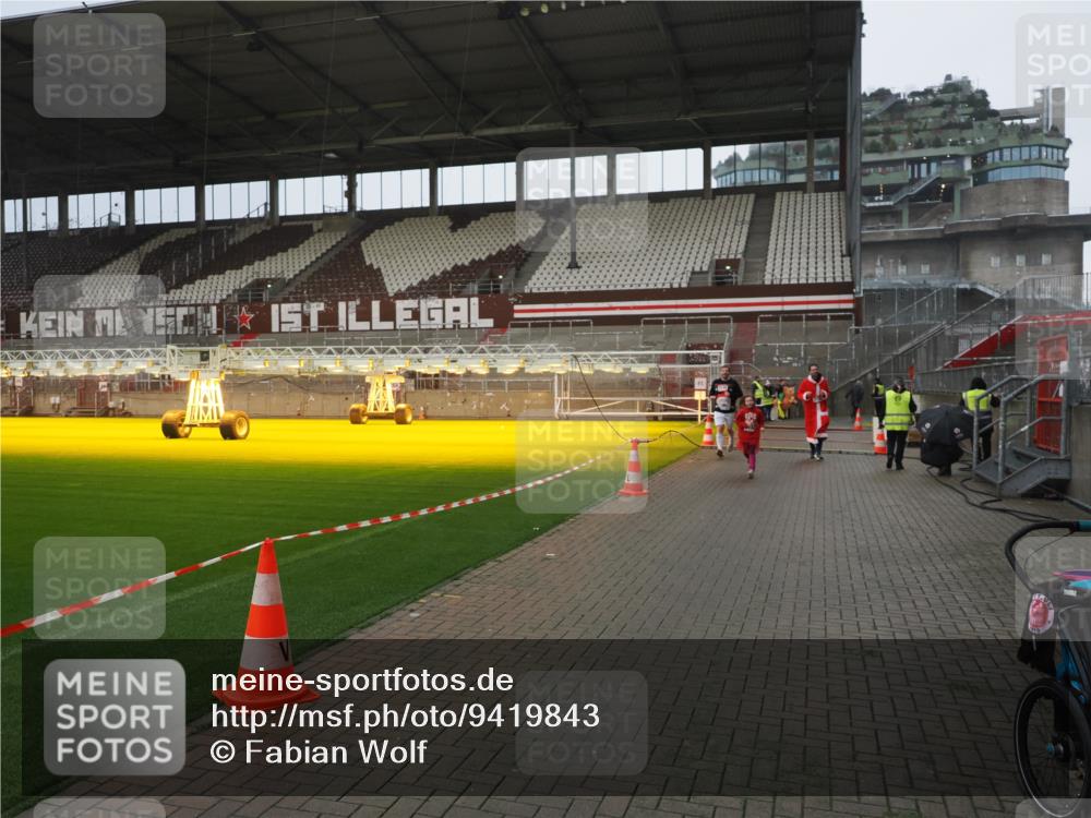 07.12.2025 - St. Pauli X-Mass-Run No. 15 Fabian Wolf http://msf.ph/oto/9419843 07.12.2025 11:35:09 Ziel 316, 2150, 2413, 2481, 3005, 3148, 3149 meine-sportfotos.de