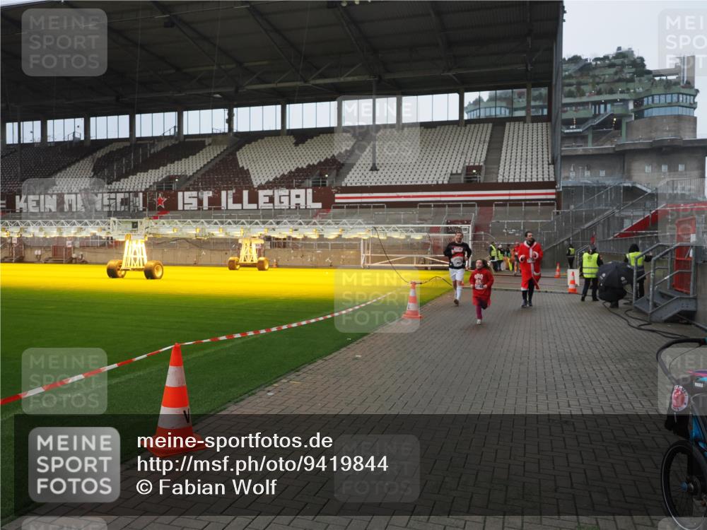 07.12.2025 - St. Pauli X-Mass-Run No. 15 Fabian Wolf http://msf.ph/oto/9419844 07.12.2025 11:35:10 Ziel 2150, 2481, 3005, 3148, 3149 meine-sportfotos.de