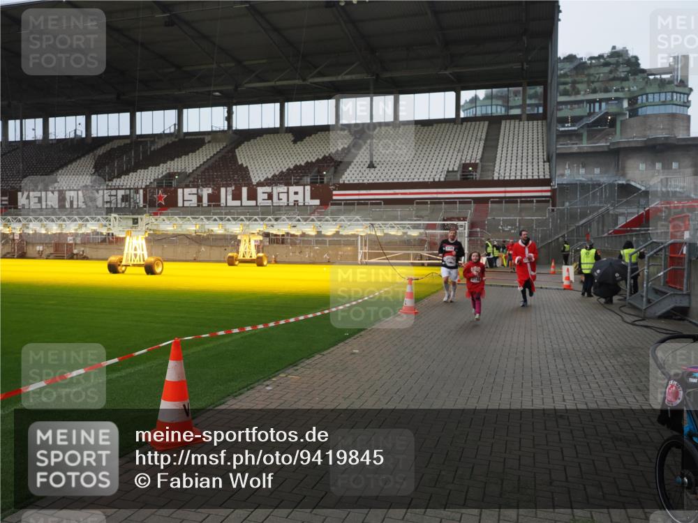 07.12.2025 - St. Pauli X-Mass-Run No. 15 Fabian Wolf http://msf.ph/oto/9419845 07.12.2025 11:35:10 Ziel 2150, 2481, 3005, 3148, 3149 meine-sportfotos.de