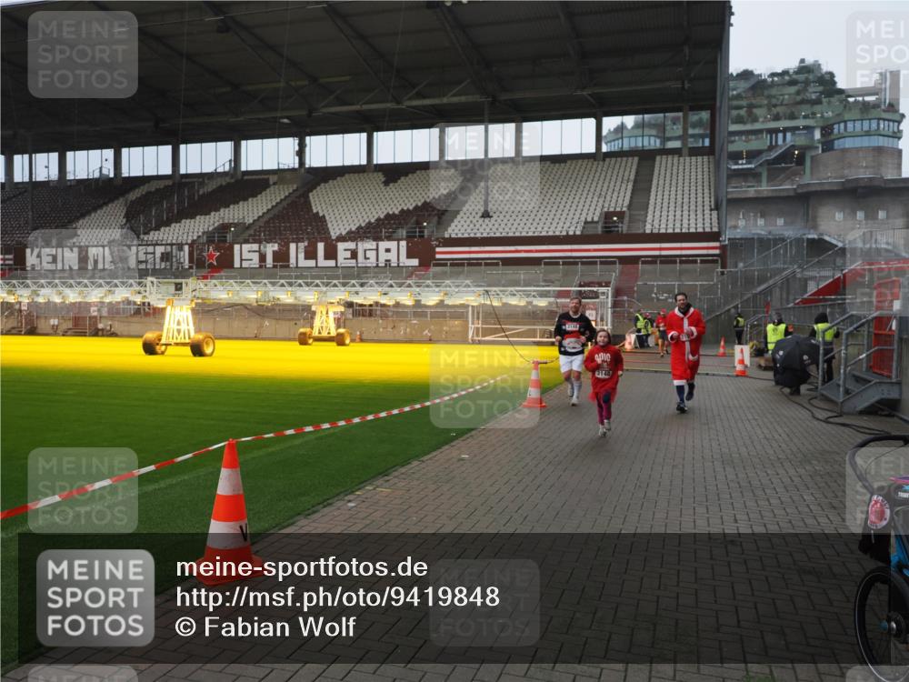 07.12.2025 - St. Pauli X-Mass-Run No. 15 Fabian Wolf http://msf.ph/oto/9419848 07.12.2025 11:35:11 Ziel 2150, 2481, 3005, 3148, 3149 meine-sportfotos.de