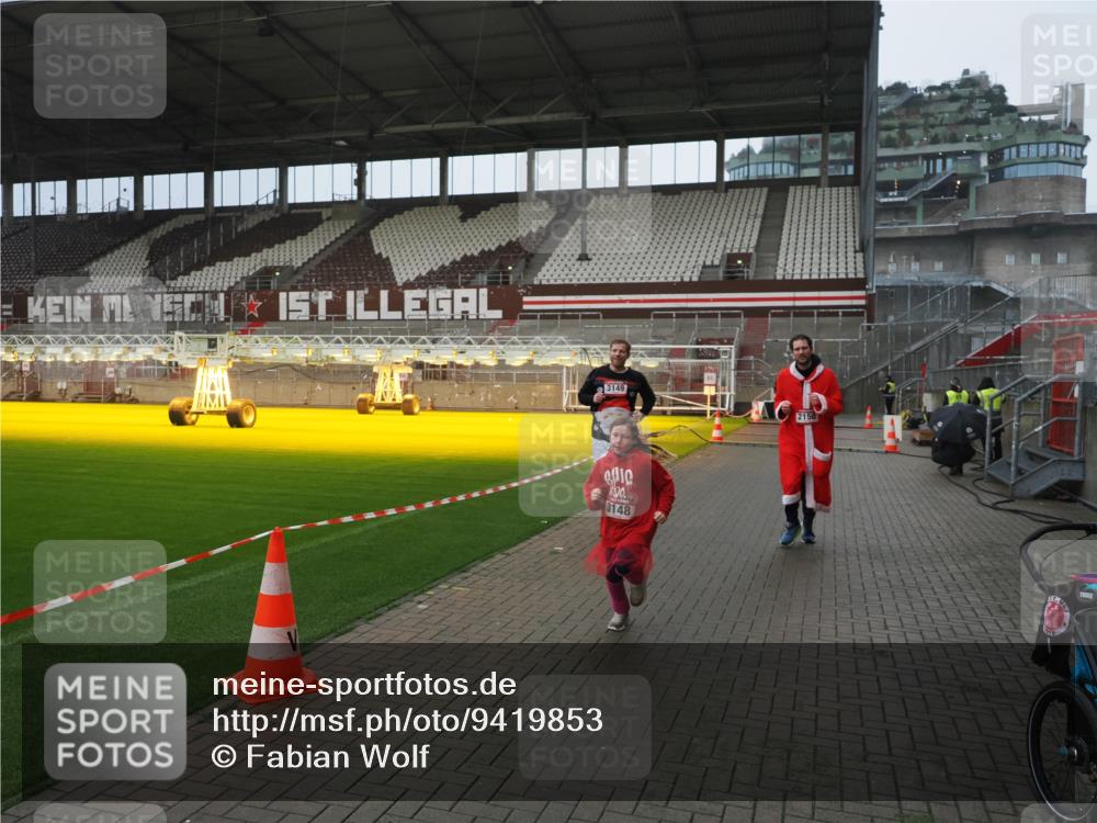 07.12.2025 - St. Pauli X-Mass-Run No. 15 Fabian Wolf http://msf.ph/oto/9419853 07.12.2025 11:35:12 Ziel 240, 2150, 2481, 3005, 3148, 3149 meine-sportfotos.de