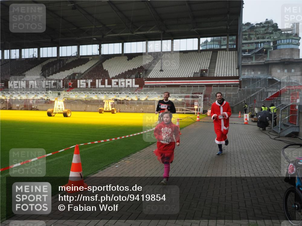 07.12.2025 - St. Pauli X-Mass-Run No. 15 Fabian Wolf http://msf.ph/oto/9419854 07.12.2025 11:35:12 Ziel 240, 2150, 2481, 3005, 3148, 3149 meine-sportfotos.de