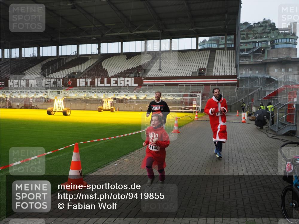 07.12.2025 - St. Pauli X-Mass-Run No. 15 Fabian Wolf http://msf.ph/oto/9419855 07.12.2025 11:35:12 Ziel 240, 2150, 2481, 3005, 3148, 3149 meine-sportfotos.de