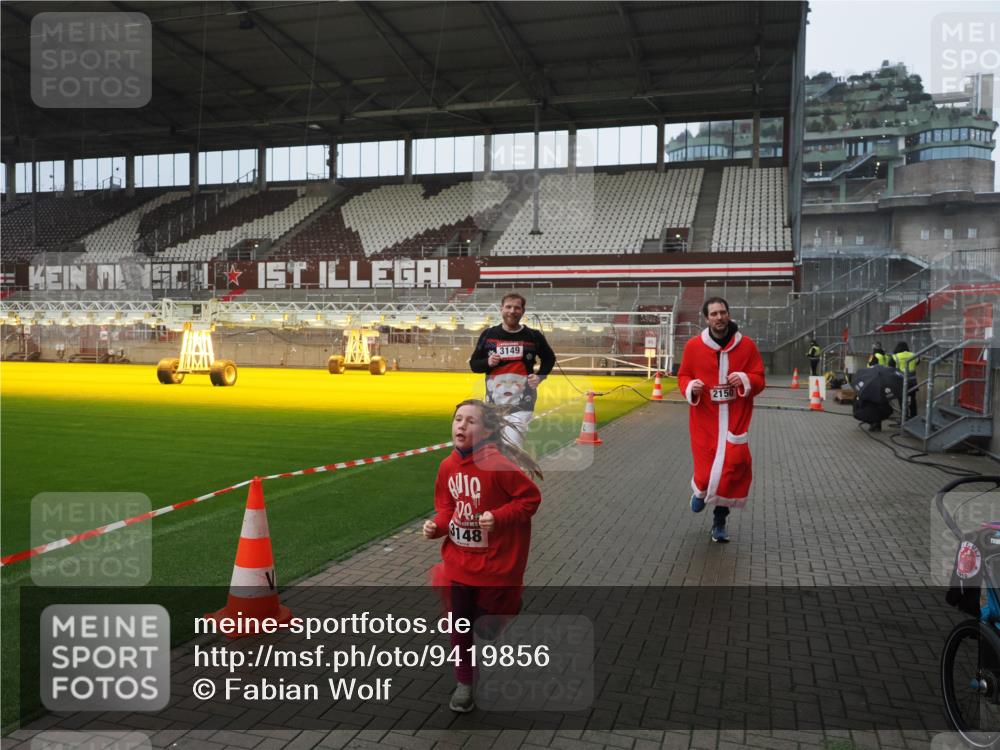07.12.2025 - St. Pauli X-Mass-Run No. 15 Fabian Wolf http://msf.ph/oto/9419856 07.12.2025 11:35:12 Ziel 240, 2150, 2481, 3005, 3148, 3149 meine-sportfotos.de