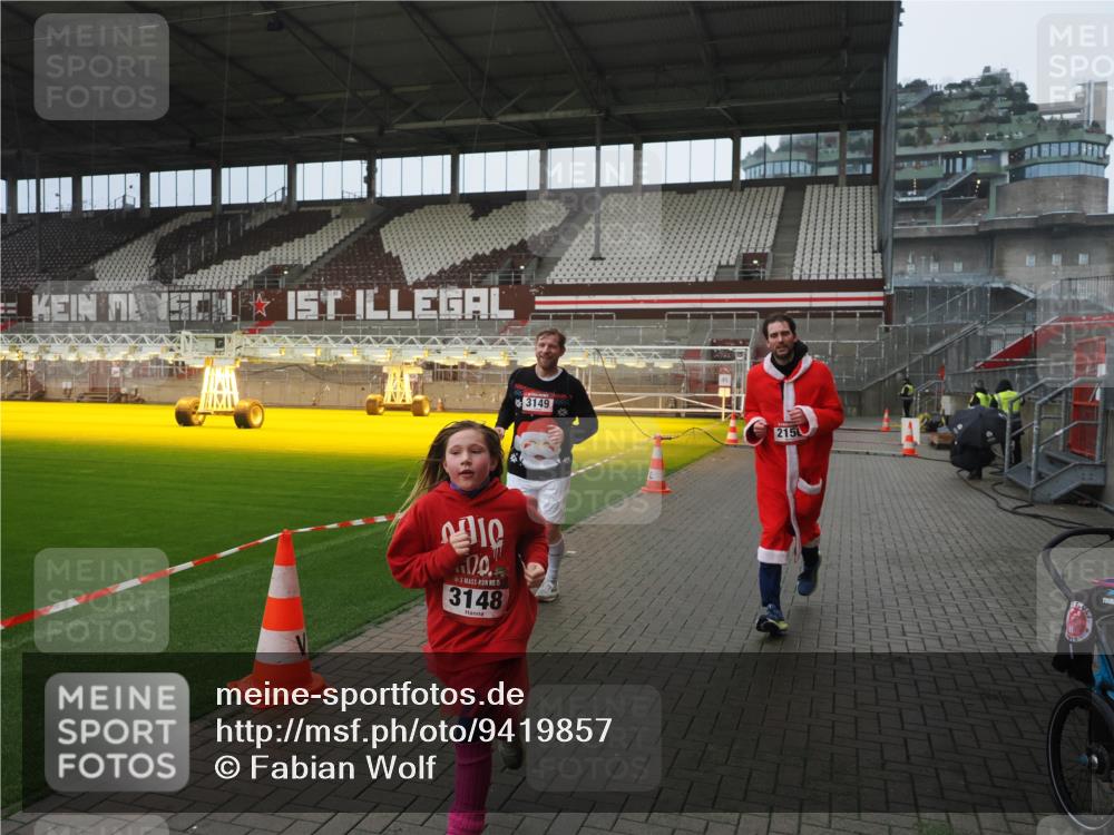07.12.2025 - St. Pauli X-Mass-Run No. 15 Fabian Wolf http://msf.ph/oto/9419857 07.12.2025 11:35:13 Ziel 240, 2150, 2481, 3005, 3148, 3149 meine-sportfotos.de