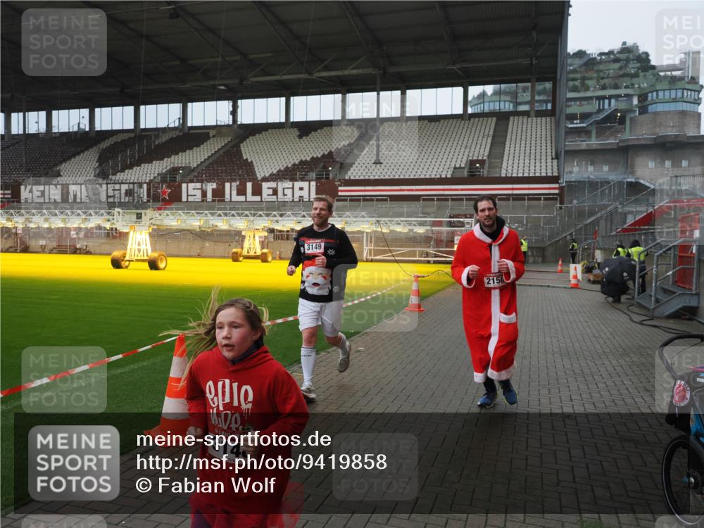 07.12.2025 - St. Pauli X-Mass-Run No. 15 Fabian Wolf http://msf.ph/oto/9419858 07.12.2025 11:35:13 Ziel 240, 2150, 2481, 3005, 3148, 3149 meine-sportfotos.de