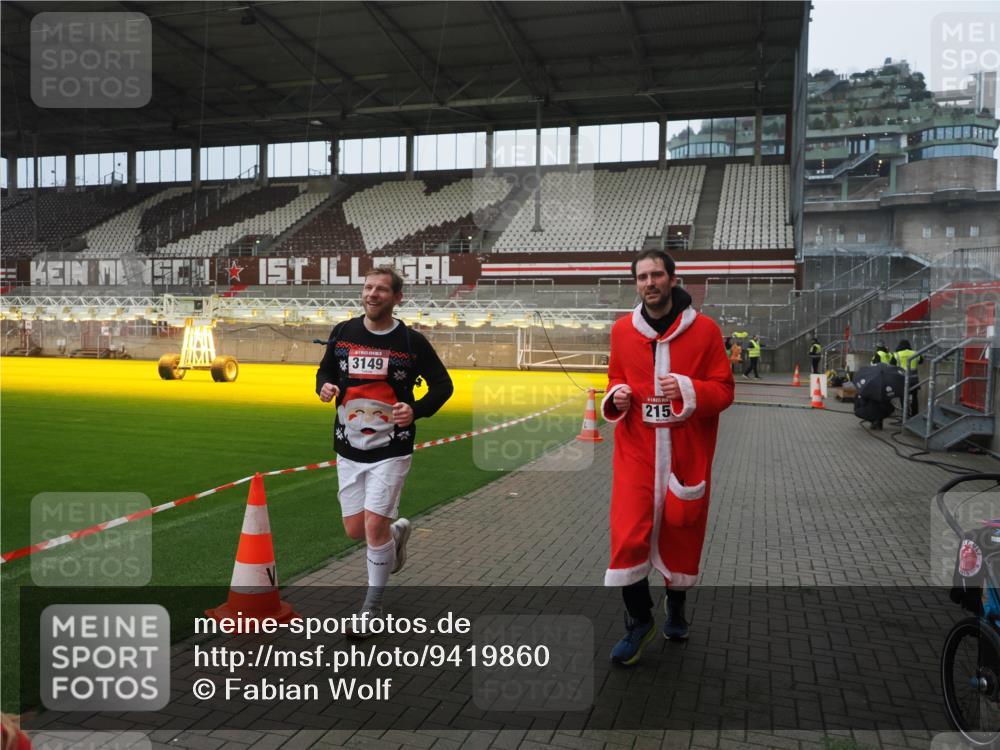 07.12.2025 - St. Pauli X-Mass-Run No. 15 Fabian Wolf http://msf.ph/oto/9419860 07.12.2025 11:35:13 Ziel 240, 2150, 2481, 3005, 3148, 3149 meine-sportfotos.de