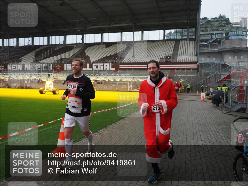 07.12.2025 - St. Pauli X-Mass-Run No. 15 Fabian Wolf http://msf.ph/oto/9419861 07.12.2025 11:35:13 Ziel 240, 2150, 2481, 3005, 3148, 3149 meine-sportfotos.de