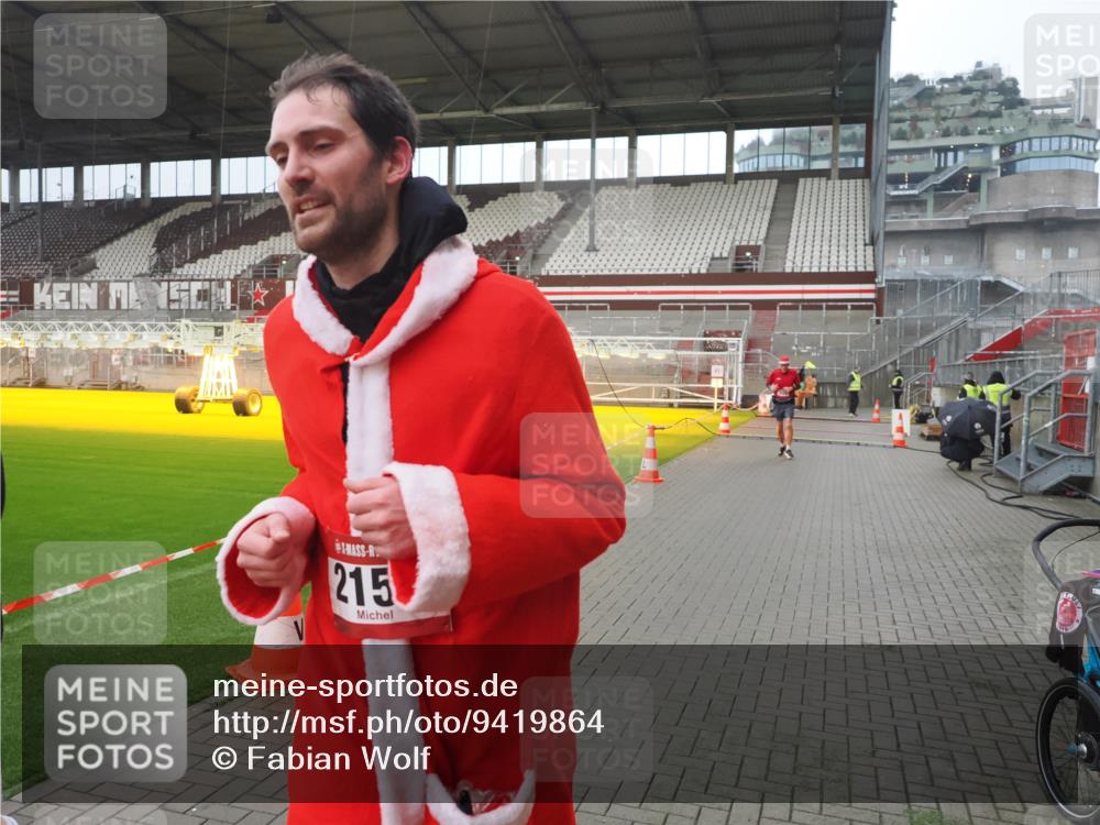 07.12.2025 - St. Pauli X-Mass-Run No. 15 Fabian Wolf http://msf.ph/oto/9419864 07.12.2025 11:35:14 Ziel 240, 2150, 2481, 3005, 3148, 3149 meine-sportfotos.de