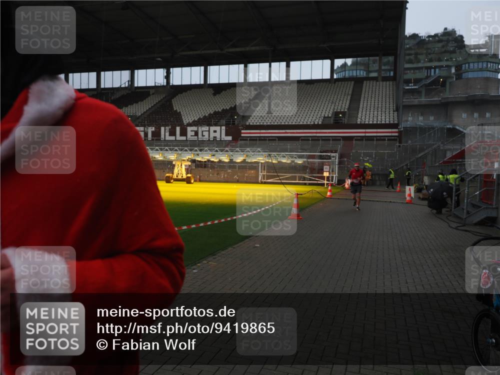 07.12.2025 - St. Pauli X-Mass-Run No. 15 Fabian Wolf http://msf.ph/oto/9419865 07.12.2025 11:35:14 Ziel 240, 2150, 2481, 3005, 3148, 3149 meine-sportfotos.de