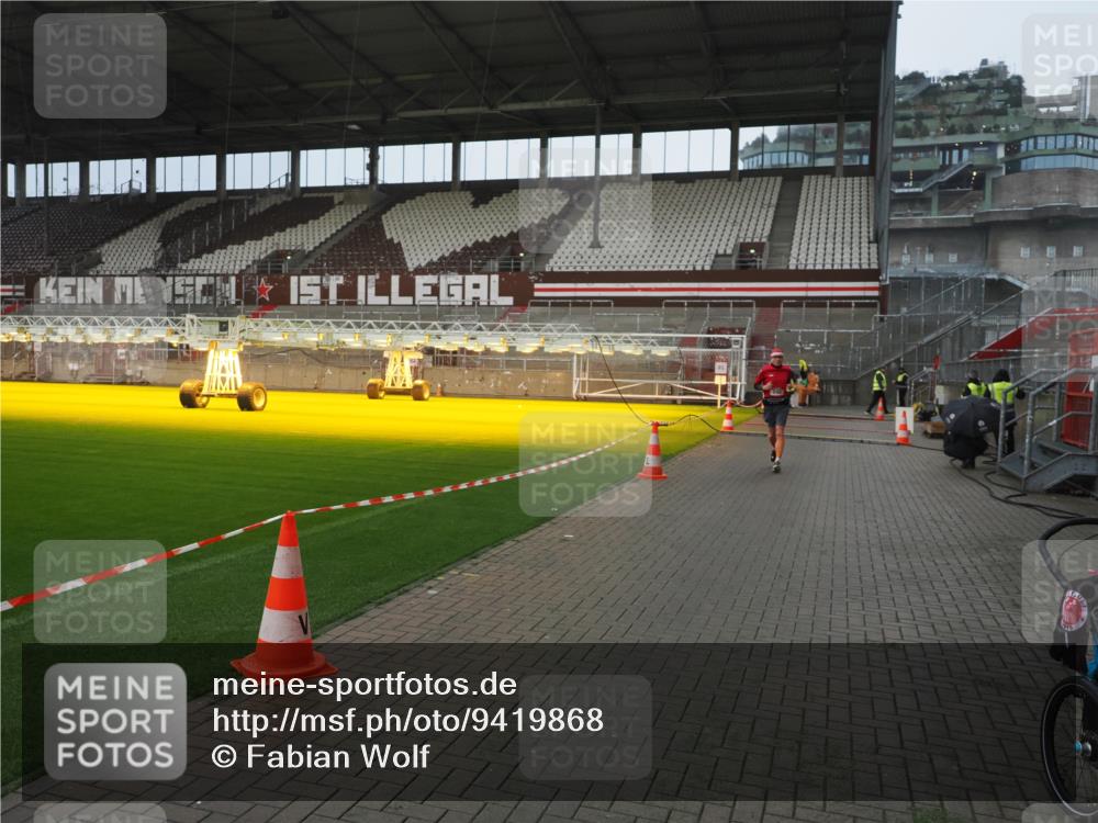 07.12.2025 - St. Pauli X-Mass-Run No. 15 Fabian Wolf http://msf.ph/oto/9419868 07.12.2025 11:35:15 Ziel 240, 2150, 2481, 3005, 3148, 3149 meine-sportfotos.de