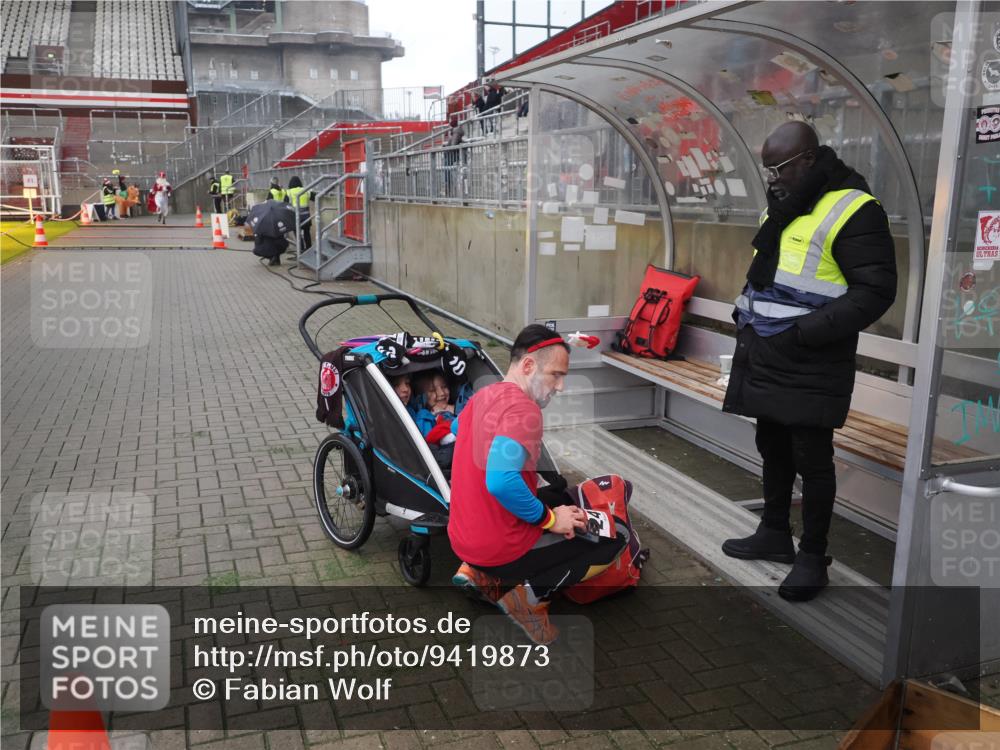 07.12.2025 - St. Pauli X-Mass-Run No. 15 Fabian Wolf http://msf.ph/oto/9419873 07.12.2025 11:35:17 Ziel 240, 2150, 2481, 3148, 3149 meine-sportfotos.de