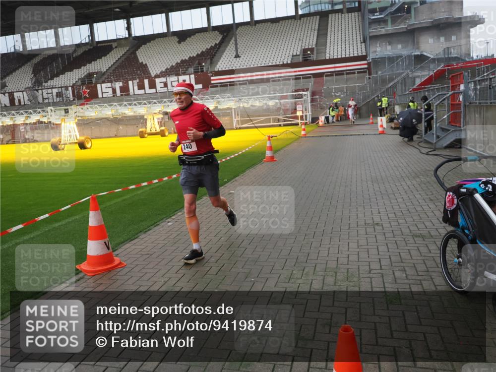 07.12.2025 - St. Pauli X-Mass-Run No. 15 Fabian Wolf http://msf.ph/oto/9419874 07.12.2025 11:35:18 Ziel 240, 2150, 2481, 3148, 3149 meine-sportfotos.de