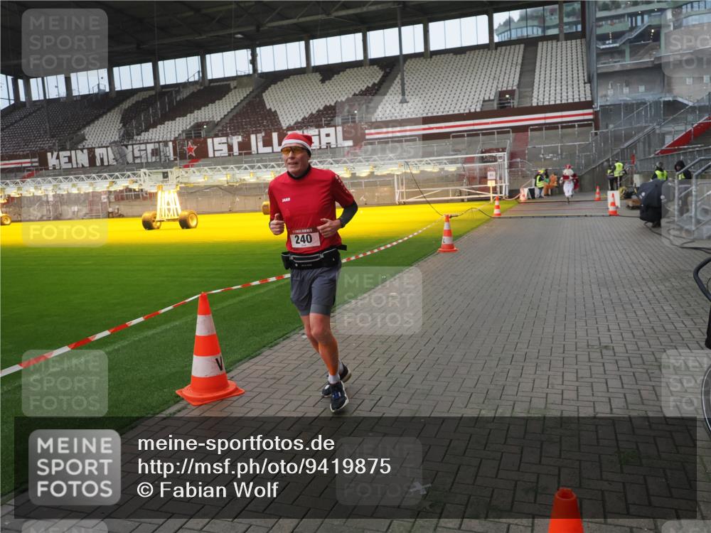 07.12.2025 - St. Pauli X-Mass-Run No. 15 Fabian Wolf http://msf.ph/oto/9419875 07.12.2025 11:35:18 Ziel 240, 2150, 2481, 3148, 3149 meine-sportfotos.de