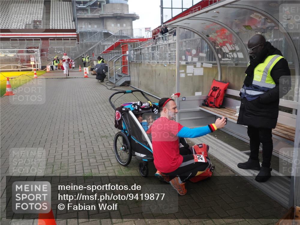07.12.2025 - St. Pauli X-Mass-Run No. 15 Fabian Wolf http://msf.ph/oto/9419877 07.12.2025 11:35:20 Ziel 240, 2150, 2481, 3148, 3149, 4408 meine-sportfotos.de