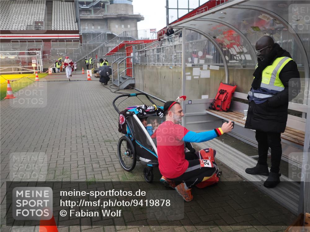 07.12.2025 - St. Pauli X-Mass-Run No. 15 Fabian Wolf http://msf.ph/oto/9419878 07.12.2025 11:35:20 Ziel 240, 2150, 2481, 3148, 3149, 4408 meine-sportfotos.de