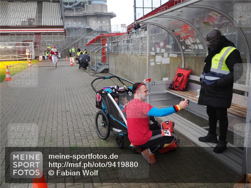 07.12.2025 - St. Pauli X-Mass-Run No. 15 Fabian Wolf http://msf.ph/oto/9419880 07.12.2025 11:35:21 Ziel 240, 2150, 3148, 3149, 4408 meine-sportfotos.de