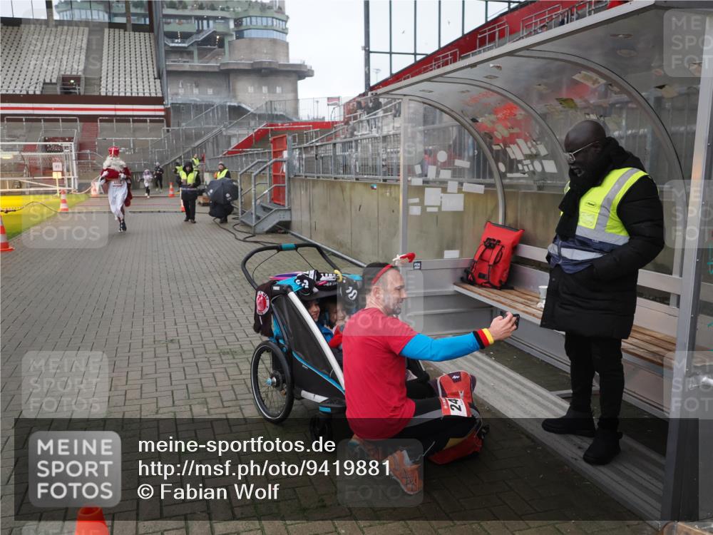 07.12.2025 - St. Pauli X-Mass-Run No. 15 Fabian Wolf http://msf.ph/oto/9419881 07.12.2025 11:35:22 Ziel 240, 2150, 3148, 3149, 4408 meine-sportfotos.de