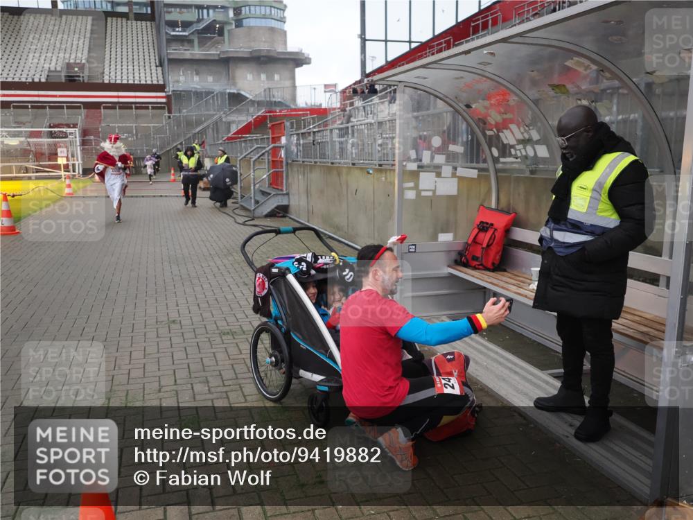 07.12.2025 - St. Pauli X-Mass-Run No. 15 Fabian Wolf http://msf.ph/oto/9419882 07.12.2025 11:35:22 Ziel 240, 2150, 3148, 3149, 4408 meine-sportfotos.de