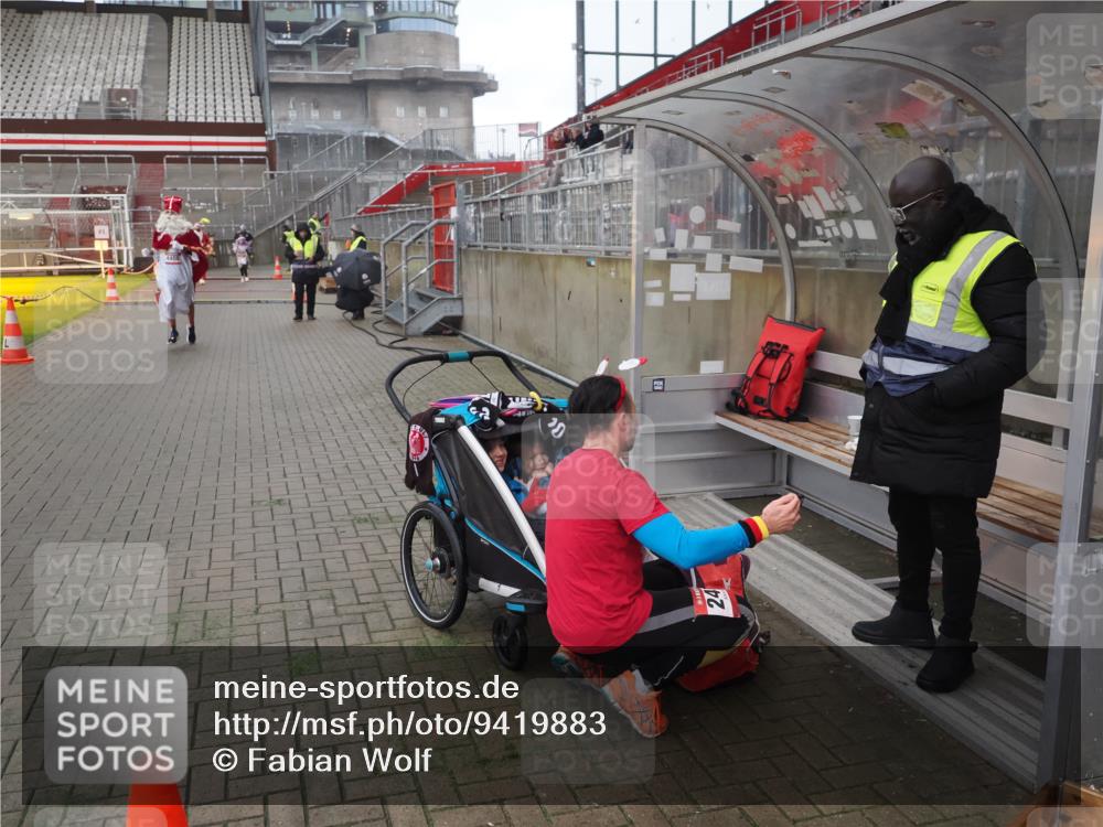 07.12.2025 - St. Pauli X-Mass-Run No. 15 Fabian Wolf http://msf.ph/oto/9419883 07.12.2025 11:35:22 Ziel 240, 2150, 3148, 3149, 4408 meine-sportfotos.de