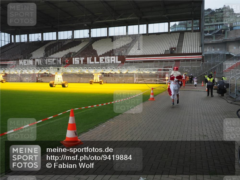 07.12.2025 - St. Pauli X-Mass-Run No. 15 Fabian Wolf http://msf.ph/oto/9419884 07.12.2025 11:35:23 Ziel 240, 527, 535, 2150, 3148, 3149, 4408 meine-sportfotos.de