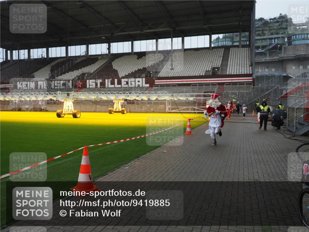 07.12.2025 - St. Pauli X-Mass-Run No. 15 Fabian Wolf http://msf.ph/oto/9419885 07.12.2025 11:35:23 Ziel 240, 527, 535, 2150, 3148, 3149, 4408 meine-sportfotos.de