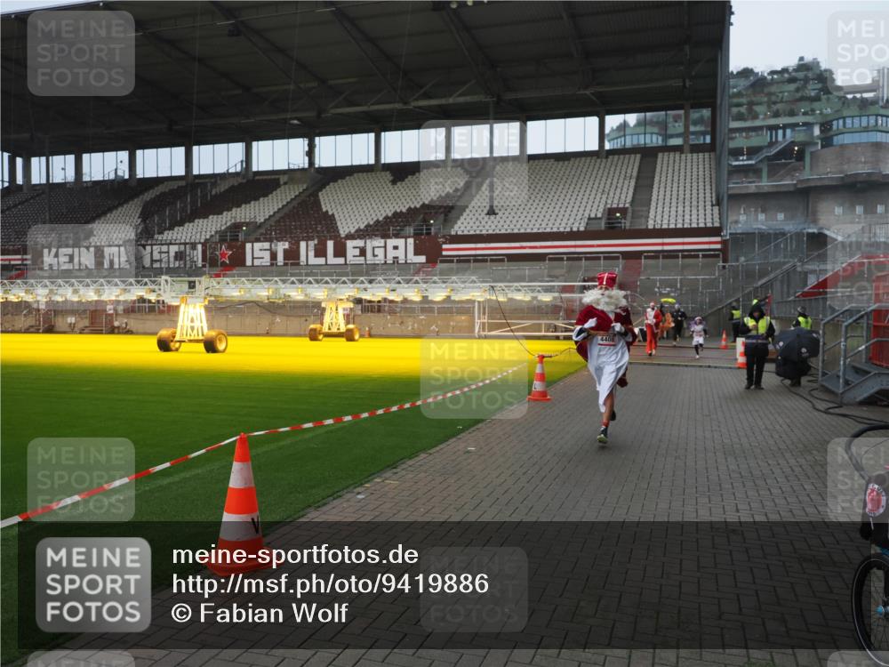 07.12.2025 - St. Pauli X-Mass-Run No. 15 Fabian Wolf http://msf.ph/oto/9419886 07.12.2025 11:35:24 Ziel 240, 527, 535, 2150, 3148, 3149, 4408 meine-sportfotos.de