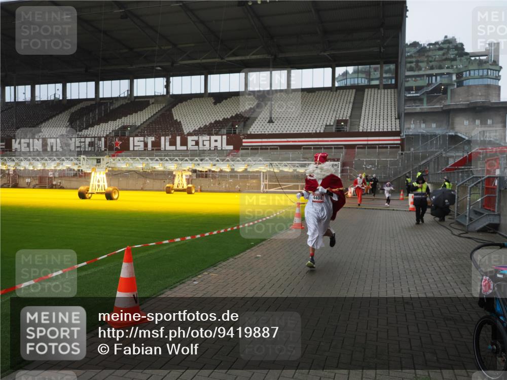 07.12.2025 - St. Pauli X-Mass-Run No. 15 Fabian Wolf http://msf.ph/oto/9419887 07.12.2025 11:35:24 Ziel 240, 527, 535, 2150, 3148, 3149, 4408 meine-sportfotos.de