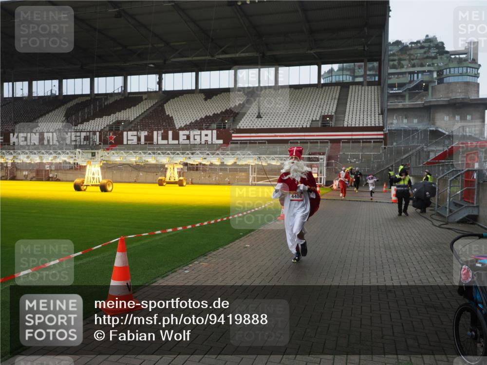 07.12.2025 - St. Pauli X-Mass-Run No. 15 Fabian Wolf http://msf.ph/oto/9419888 07.12.2025 11:35:24 Ziel 240, 527, 535, 2150, 3148, 3149, 4408 meine-sportfotos.de