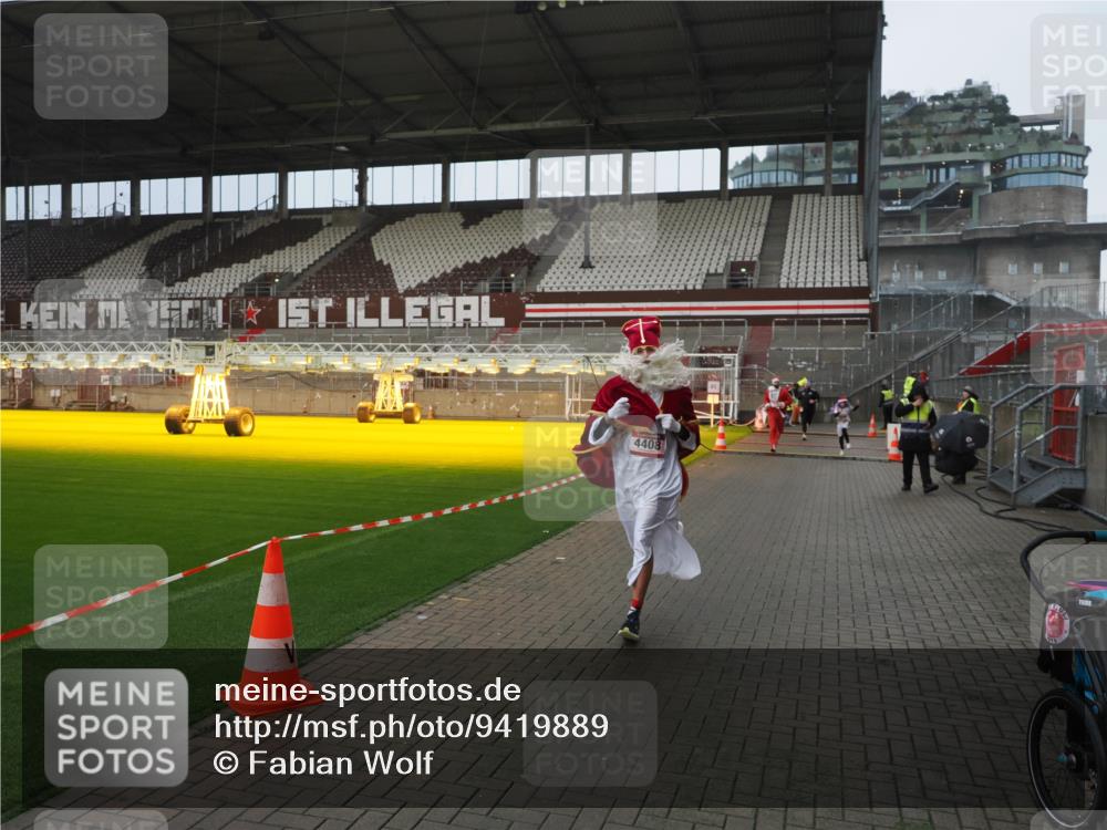 07.12.2025 - St. Pauli X-Mass-Run No. 15 Fabian Wolf http://msf.ph/oto/9419889 07.12.2025 11:35:24 Ziel 240, 527, 535, 2150, 3148, 3149, 4408 meine-sportfotos.de