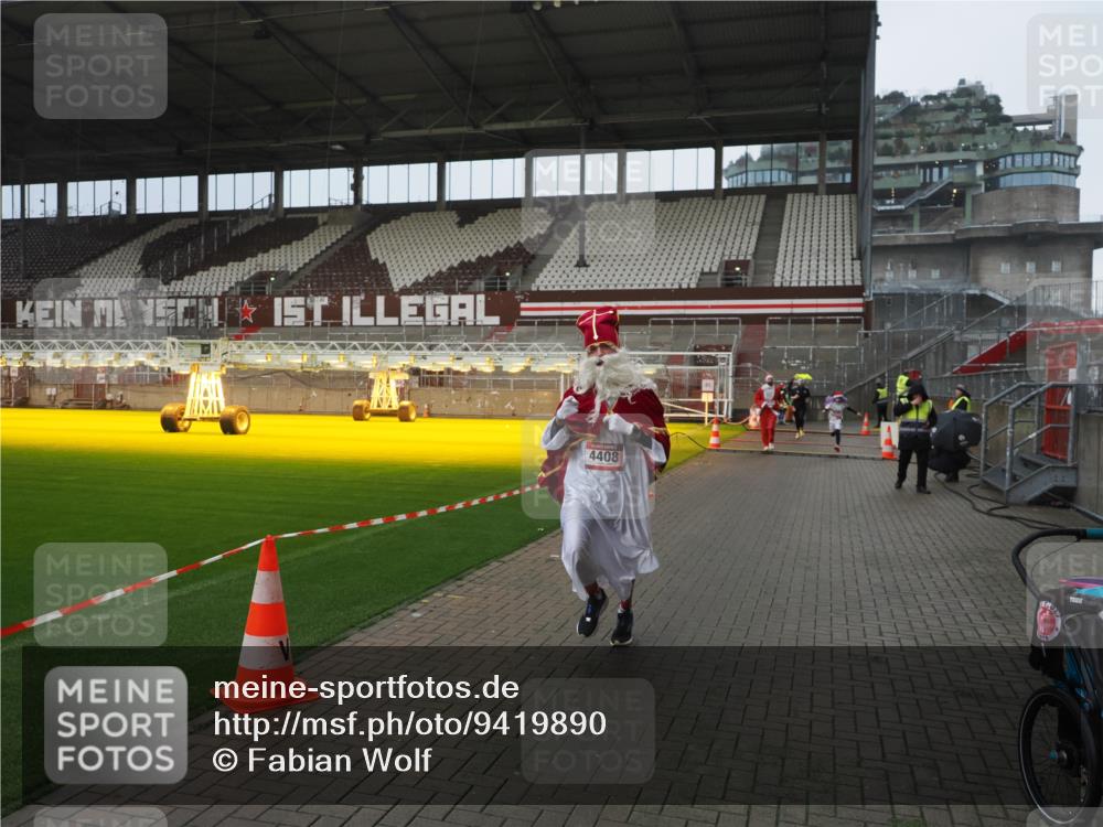 07.12.2025 - St. Pauli X-Mass-Run No. 15 Fabian Wolf http://msf.ph/oto/9419890 07.12.2025 11:35:25 Ziel 240, 527, 535, 2150, 2660, 3148, 3149, 4408 meine-sportfotos.de
