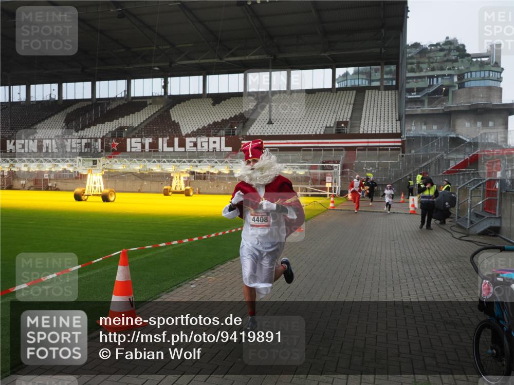 07.12.2025 - St. Pauli X-Mass-Run No. 15 Fabian Wolf http://msf.ph/oto/9419891 07.12.2025 11:35:25 Ziel 240, 527, 535, 2150, 2660, 3148, 3149, 4408 meine-sportfotos.de