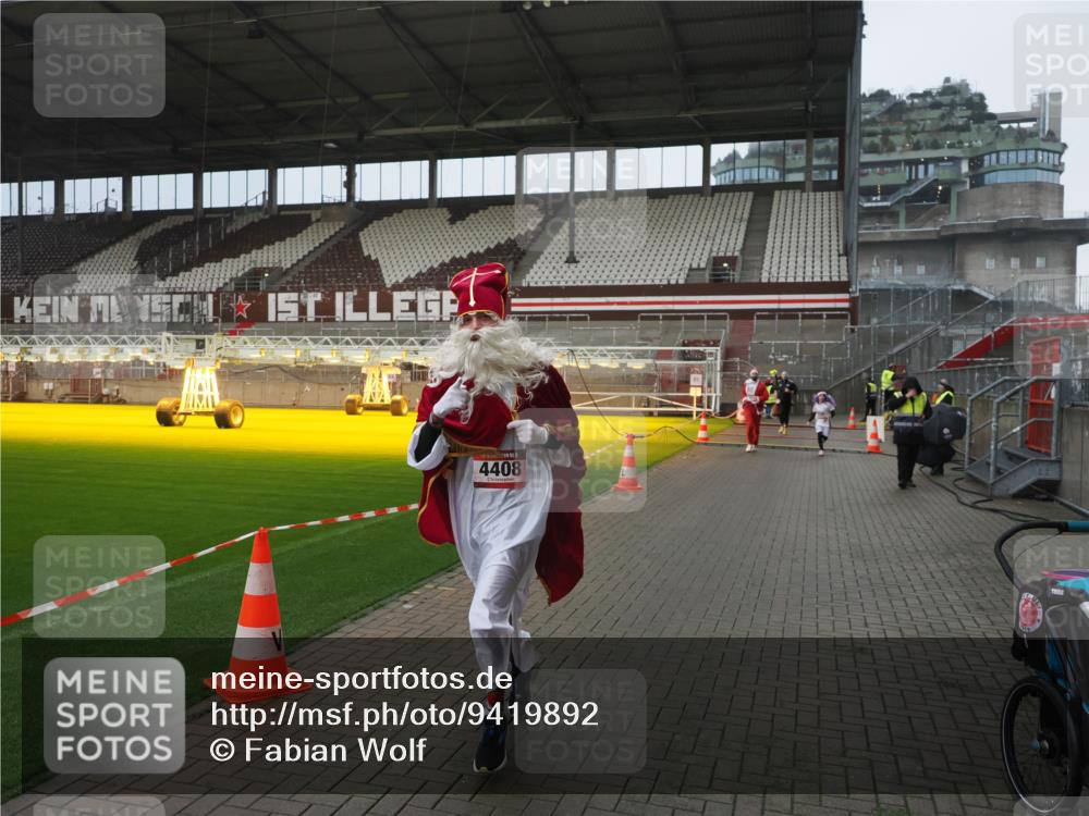 07.12.2025 - St. Pauli X-Mass-Run No. 15 Fabian Wolf http://msf.ph/oto/9419892 07.12.2025 11:35:25 Ziel 240, 527, 535, 2150, 2660, 3148, 3149, 4408 meine-sportfotos.de