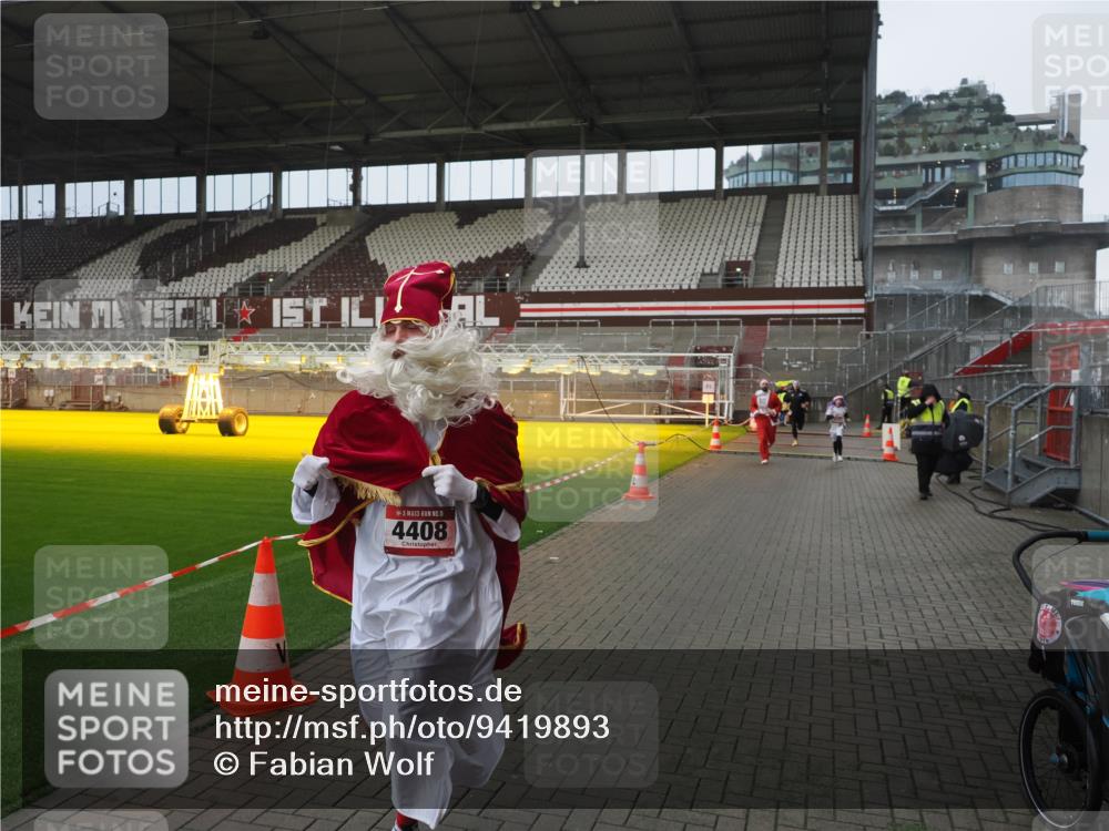 07.12.2025 - St. Pauli X-Mass-Run No. 15 Fabian Wolf http://msf.ph/oto/9419893 07.12.2025 11:35:25 Ziel 240, 527, 535, 2150, 2660, 3148, 3149, 4408 meine-sportfotos.de