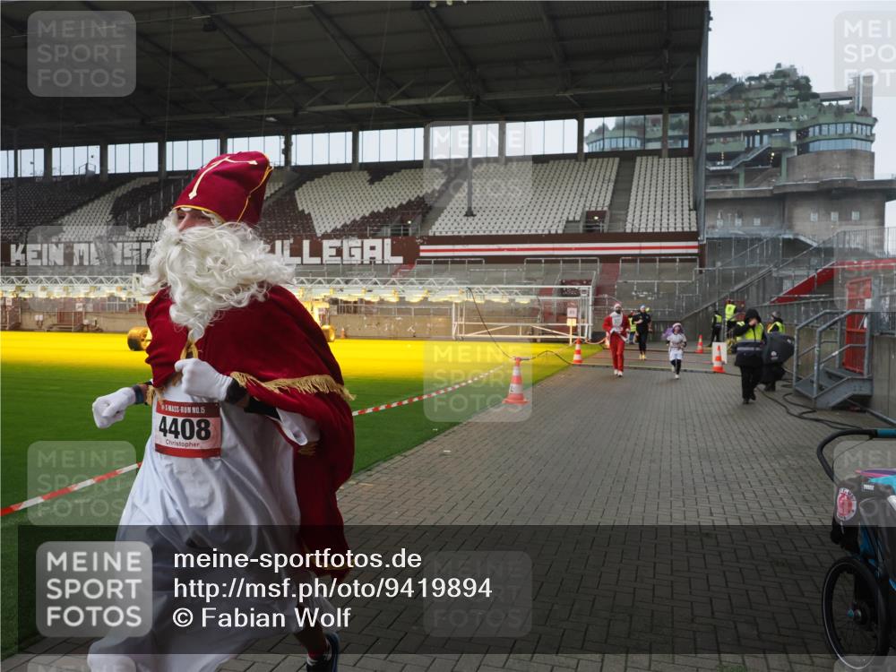 07.12.2025 - St. Pauli X-Mass-Run No. 15 Fabian Wolf http://msf.ph/oto/9419894 07.12.2025 11:35:25 Ziel 240, 527, 535, 2150, 2660, 3148, 3149, 4408 meine-sportfotos.de