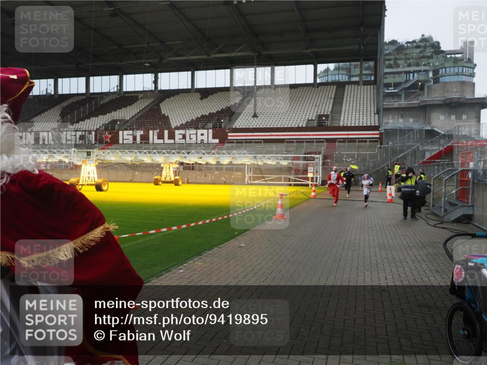 07.12.2025 - St. Pauli X-Mass-Run No. 15 Fabian Wolf http://msf.ph/oto/9419895 07.12.2025 11:35:26 Ziel 240, 527, 535, 2150, 2660, 3148, 3149, 4408 meine-sportfotos.de