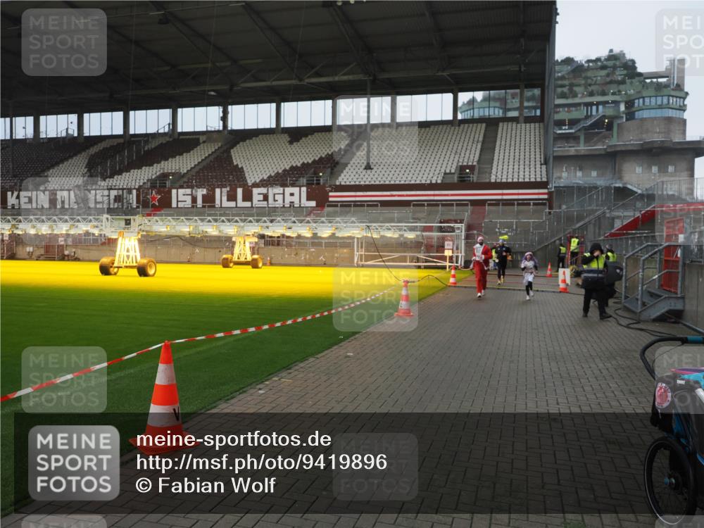 07.12.2025 - St. Pauli X-Mass-Run No. 15 Fabian Wolf http://msf.ph/oto/9419896 07.12.2025 11:35:26 Ziel 240, 527, 535, 2150, 2660, 3148, 3149, 4408 meine-sportfotos.de