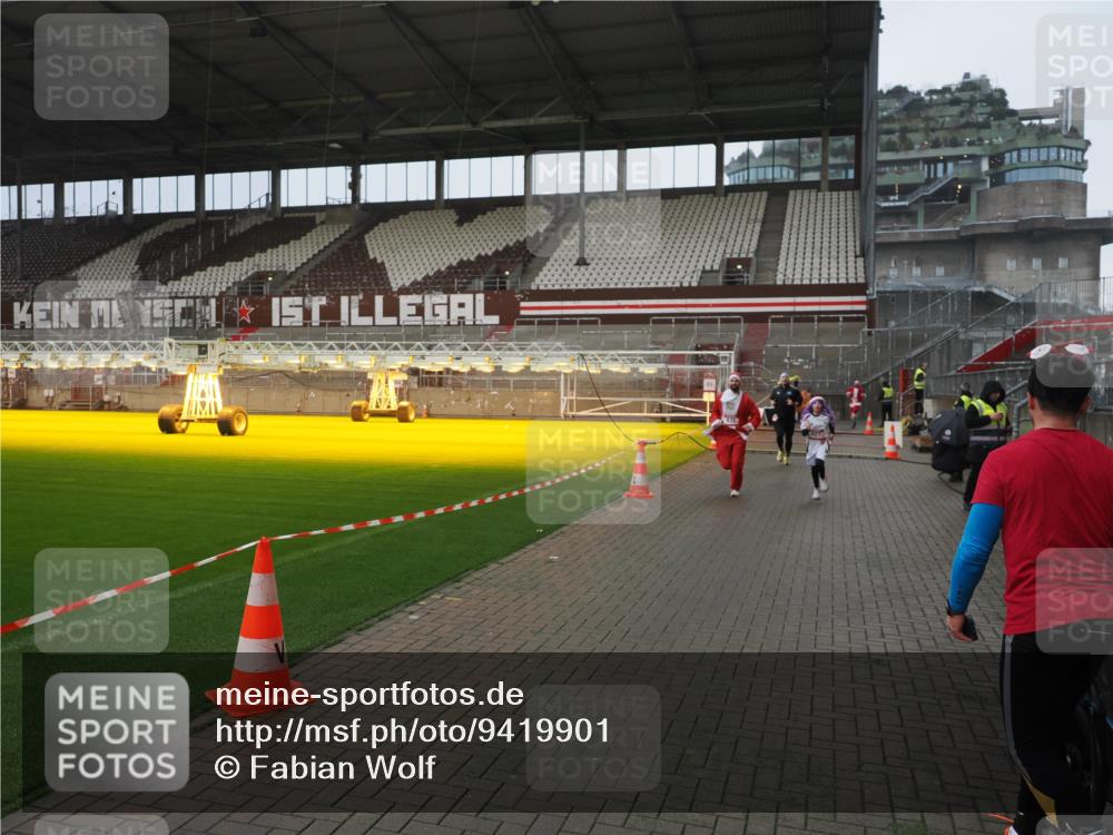 07.12.2025 - St. Pauli X-Mass-Run No. 15 Fabian Wolf http://msf.ph/oto/9419901 07.12.2025 11:35:27 Ziel 240, 527, 535, 2150, 2660, 4408 meine-sportfotos.de