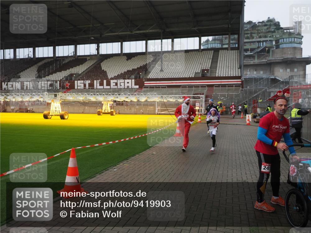 07.12.2025 - St. Pauli X-Mass-Run No. 15 Fabian Wolf http://msf.ph/oto/9419903 07.12.2025 11:35:28 Ziel 240, 527, 535, 2660, 4408 meine-sportfotos.de