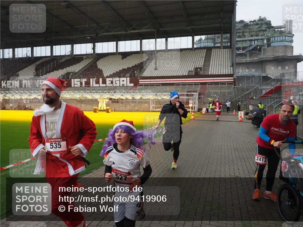 07.12.2025 - St. Pauli X-Mass-Run No. 15 Fabian Wolf http://msf.ph/oto/9419906 07.12.2025 11:35:31 Ziel 240, 527, 535, 2660, 3967, 4408 meine-sportfotos.de