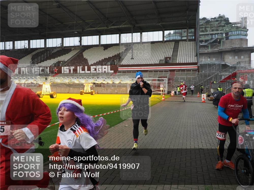 07.12.2025 - St. Pauli X-Mass-Run No. 15 Fabian Wolf http://msf.ph/oto/9419907 07.12.2025 11:35:31 Ziel 240, 527, 535, 2660, 3967, 4408 meine-sportfotos.de