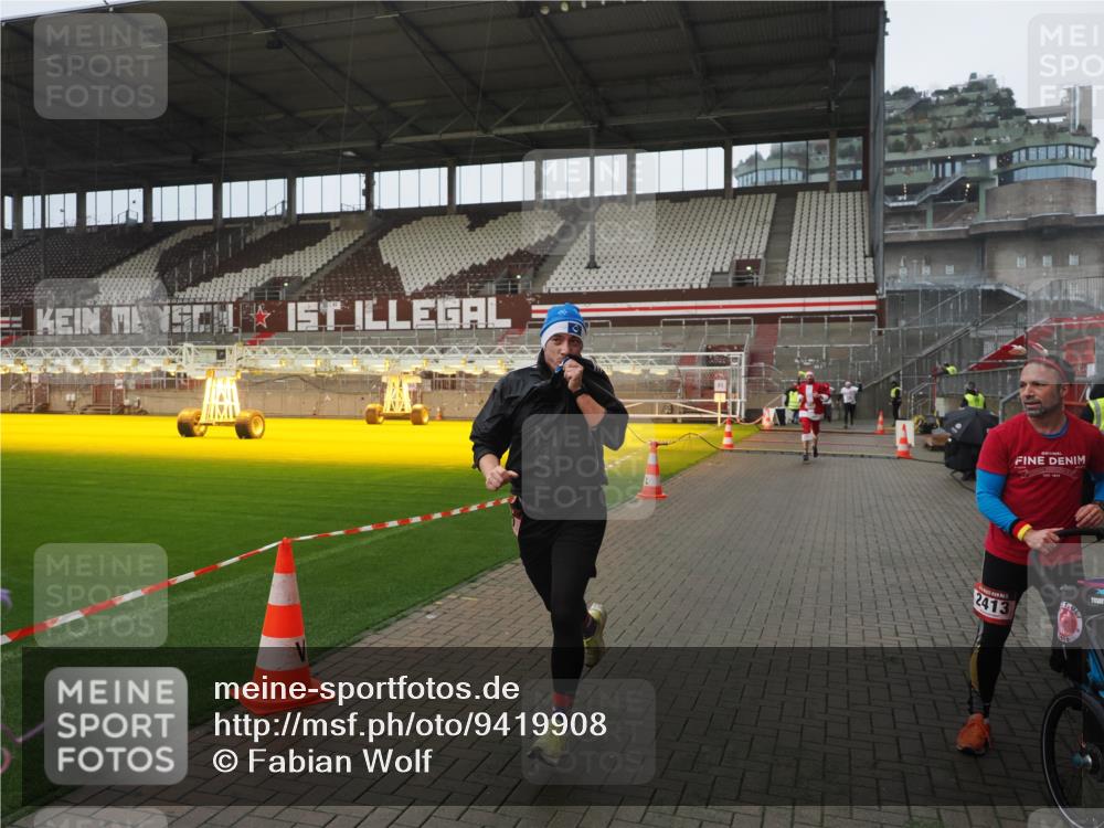 07.12.2025 - St. Pauli X-Mass-Run No. 15 Fabian Wolf http://msf.ph/oto/9419908 07.12.2025 11:35:31 Ziel 240, 527, 535, 2660, 3967, 4408 meine-sportfotos.de