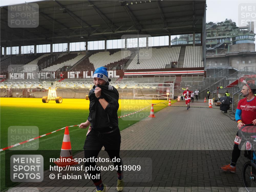 07.12.2025 - St. Pauli X-Mass-Run No. 15 Fabian Wolf http://msf.ph/oto/9419909 07.12.2025 11:35:31 Ziel 240, 527, 535, 2660, 3967, 4408 meine-sportfotos.de