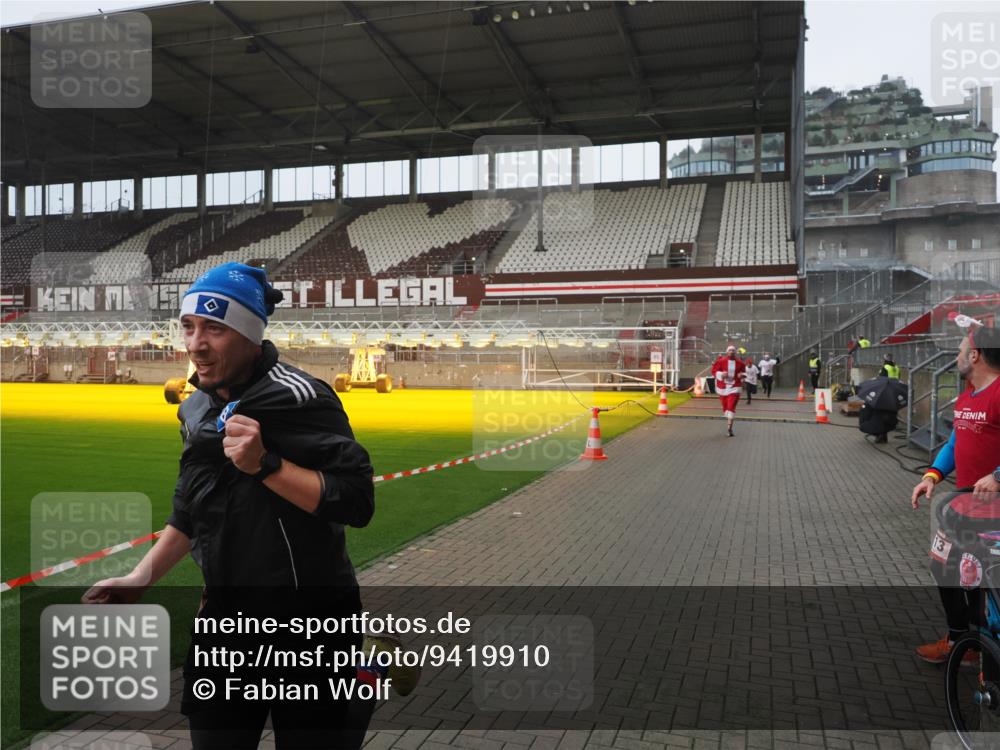 07.12.2025 - St. Pauli X-Mass-Run No. 15 Fabian Wolf http://msf.ph/oto/9419910 07.12.2025 11:35:32 Ziel 240, 527, 535, 2660, 3967, 4408 meine-sportfotos.de
